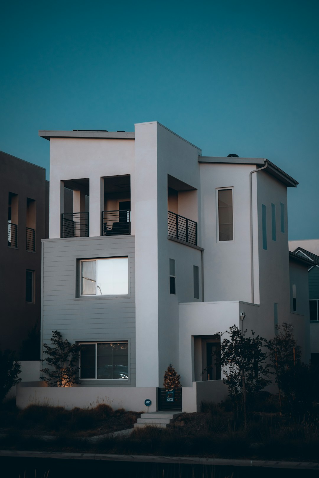 a-white-building-with-a-blue-sky-with-rietveld-schroder-house-in-the-background-t4fmbsdmer0